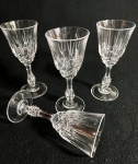 Quatro cálices para licor em cristal europeu,  ricamente lapidado, pés sextavados com detalhe   em bico de jaca. Medidas: 12 x 4,5 cm