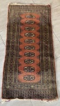 TAPETE BUKHARA- ORIGEM ÁSIA CENTRAL, NO ESTADO- MEDIDAS:  123X59CM = 0,7257 M2