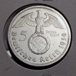 Alemanha III Reich, moeda de prata de 5 Reichs Mark de 1936. Rara! OBS: O item não Promove ou glorifica a violência da intolerância racial ou religiosa. Está à venda apenas para fins de preservação da memória histórica. A Casa de Leilões não faz apologia a quaisquer movimentos políticos ou ideológicos, bem como repudia qualquer ideologia de cunho racista.