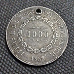 Brasil Império, moeda de prata de 1000 réis de 1858. Furo para pingente. Abaixo da cotação.