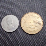 Canadá, lote com 2 moedas de 1 dollar (2007) e de 5 cts de 1985