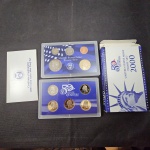 EUA, estojo de luxo com 2 pastas de acrílico, total de 10 moedas, ano de 2000. Acompanha certificado. Estado PROOF