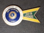 Brasil, broche em metal "Convenção do Lions Clube de Caxias", 1971. "ANO DA EDUCAÇÃO". Perfeito!
