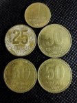 Argentina, lote com 04 moedas e 1 moeda do Uruguai .