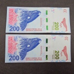 Argentina, lote com 2 cédulas de 200 pesos "Baleia", fechos de centena: 601/700, flor de estampa. Lindas!