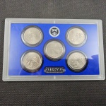 EUA, estojo em acrílico com 5 moedas de quarter dollar "South Carolina" (2), "Maryland", "Virgina" e "Massachussetts". Não são PROOF!!