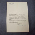 Alemanha III Reich, documento período da II Guerra Mundial, empresa "WILHEIM REUTER" de Magdeburg, comunicando o falecimento de um colega, déc 40. Avisa que as vagas estão reservadas para todos que retornarem do front após a vitória. Desejam que os russos sejam completamente derrotados. Terminando "Com toda a força para a Vitória e HEIL HITLER". Belíssimo item, difícil de encontrar nesta qualidade, que mostra o momento do confronto OBS: O item não Promove ou glorifica a violência da intolerância racial ou religiosa. Está à venda apenas para fins de preservação da memória histórica. A Casa de Leilões não faz apologia a quaisquer movimentos políticos ou ideológicos, bem como repudia qualquer ideologia de cunho racista.