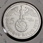 Alemanha III Reich, moeda de prata de 5 reichsmark MBC++. Linda! 1934 "D". Período do nazismo OBS: O item não Promove ou glorifica a violência da intolerância racial ou religiosa. Está à venda apenas para fins de preservação da memória histórica. A Casa de Leilões não faz apologia a quaisquer movimentos políticos ou ideológicos, bem como repudia qualquer ideologia de cunho racista.