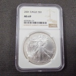 EUA, moeda de prata de 1 dólar de 2001, graduada pela NGC (MS 69). No slab. Raro item! Total 27,5 gramas, prata 999