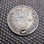 Inglaterra, moeda de prata de 3 pences de 1874, com furo para pingente