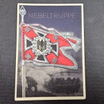 Alemanha III Reich, postal déc 40, período da II Guerra Mundial, "NEBELTRUPPE" (tropa da neblina nazista), com o estandarte de WEHMACHT (exército) fincado no chão. Fantástico e raro item com cotação internacional! OBS: O item não Promove ou glorifica a violência da intolerância racial ou religiosa. Está à venda apenas para fins de preservação da memória histórica. A Casa de Leilões não faz apologia a quaisquer movimentos políticos ou ideológicos, bem como repudia qualquer ideologia de cunho racista.
