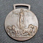 Itália (I Guerra Mundial), Medalha Interaliada da Vitória (Medaglia Interalleata della Vittoria), oficializada em 1920. Confeccionada em bronze pelo gravador Gaetano Orsolini e cunhada pela Casa da Moeda de Milão (S. JOHNSON - MILANO / G. ORSOLINI MOD.). Anverso apresentando a Vitória Alada segurando a tocha da liberdade sobre uma quadriga de leões. Reverso ostentando o pátio com o pátio/tripé da paz com pombas, a legenda superior "GRANDE GVERRA PER LA CIVILTA", as datas em numerais romanos "MCMXIV MCMXVIII" e a dedicação inferior "AI COMBATTENTI DELLE NAZIONI ALLEATE ED ASSOCIATE". Acompanha passador metálico retangular para fita. Peça de magnífico apelo histórico, numismático
