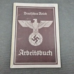 Alemanha III Reich, NAZISMO, carteira de trabalho da Áustria ocupada. Todas as páginas tem os símbolos nazistas, a águia e a suástica, além de carimbos e anotações. Qualidade europeia! Difícil neste estado! OBS: O item não Promove ou glorifica a violência da intolerância racial ou religiosa. Está à venda apenas para fins de preservação da memória histórica. A Casa de Leilões não faz apologia a quaisquer movimentos políticos ou ideológicos, bem como repudia qualquer ideologia de cunho racista.