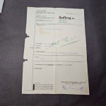 Alemanha III Reich, documento/nota fiscal de compra de produto no período da ascensão do Partido Nacional Socialista dos trabalhadores alemães (Hitler como líder), aquisição de 300 sacos de gesso. No verso aproveitaram para escrever uma carta, parece um poema para Alta Silésia. Bom estado! OBS: O item não Promove ou glorifica a violência da intolerância racial ou religiosa. Está à venda apenas para fins de preservação da memória histórica. A Casa de Leilões não faz apologia a quaisquer movimentos políticos ou ideológicos, bem como repudia qualquer ideologia de cunho racista.