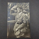 Alemanha III Reich, período do Nazismo, postal do período da II Guerra Mundial, mostrando Hitler em evento. Excelente estado!  OBS: O item não Promove ou glorifica a violência da intolerância racial ou religiosa. Está à venda apenas para fins de preservação da memória histórica. A Casa de Leilões não faz apologia a quaisquer movimentos políticos ou ideológicos, bem como repudia qualquer ideologia de cunho racista.
