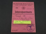Alemanha III Reich, NAZISMO, Cartão Esportivo do Ano de 1938, com a foto do cidadão na parte interna. Possui a suástica impressa e o carimbo com os símbolos nazistas. Qualidade europeia. Imperdível! Não existe material com essa qualidade no mercado!  OBS: O item não Promove ou glorifica a violência da intolerância racial ou religiosa. Está à venda apenas para fins de preservação da memória histórica. A Casa de Leilões não faz apologia a quaisquer movimentos políticos ou ideológicos, bem como repudia qualquer ideologia de cunho racista.