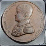 Brasil Império, rara medalha em Bronze de 1840 comemorativa do lançamento da pedra fundamental do novo Hospital da Santa Casa da Misericórdia do Rio de Janeiro, com 51 mm de diâmetro e peso de 64 gramas. O anverso efígie de D. Pedro II jovem com a legenda "D. PEDRO II IMP. CONST. E DEF. PERP. DO BRAS.", reverso apresenta a fachada arquitetónica do hospital projetada por Grandjean de Montigny e a inscrição alusiva à data de 2 de julho de 1840. item de relevância histórica e pericial para o Segundo Reinado. Bom estado de conservação, com pátina original e detalhes de alto-relevo. (CGT 26)