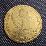 Brasil Colônia, moeda de ouro de 6400 réis, D. Maria I de 1794, ( R), peso total de ouro de 14,34 gramas, Característica "Véu Toucado". Excelente item. Imperdível! Este item não se encontra no local do leilão, guardado em cofre no banco.  (CGT 4)