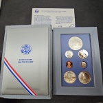 EUA, fantástico estojo de luxo com XXX com as moedas de 1986, sendo a de 1 dólar de prata 0,900. Acompanha certificado! (CMA 6)