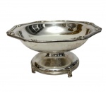Fracalanza - Antiga fruteira em metal espessurado a prata, de formato oitavado, com borda moldurada em delicados relevos e apoio sobre pedestal circular elevado com quatro pés estilizados, característica da tradicional manufatura Fracalanza. Medidas: 27,5 x 13,5 cm.