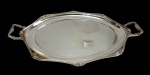 Wolff. Grande bandeja em metal espessurado a prata, de formato ovalado com extremidades facetadas, borda contornada por delicado filete e alças laterais vazadas de desenho clássico. Medidas: 2 x 52 x 33 cm.