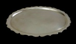 England  Pequena bandeja em metal espessurado a prata, com borda suavemente recortada e aba elevada contornada por delicado filete. Medidas: 21 x 14,5 cm.