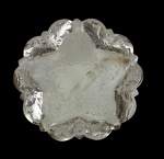 Antiga salva em metal espessurado a prata, borda recortada e ricamente cinzelada com motivos vegetalistas. Centro delicadamente gravado com arabescos e folhagens, apoiada sobre três pés esféricos. Medidas: 3 x 21 x 20 cm.