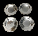 Fracalanza. Conjunto com 4 pratinhos em metal espessurado a prata, de formato lobulado, com bordas molduradas por delicados elementos em relevo e centro liso. Medidas: 14 cm.