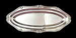 Fracalanza. Grande e imponente bandeja em metal espessurado a prata, de formato oval, com borda recortada, ornamentada por frisos e delicados motivos em relevo, centro liso. Manufatura marcada. Medidas: 2 x 52 x 23 cm.
