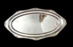 Fracalanza. Grande e imponente bandeja em metal espessurado a prata, de formato oval, com borda recortada ornamentada por frisos e delicados motivos em relevo, centro liso. Manufatura marcada. Medidas: 73 x 40 cm.