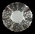Mappin & Webb Ltd. Mappin Plate, London & Sheffield. Antiga salva em metal espessurado a prata, de formato circular, com corpo vazado e recortado, ornamentado por arabescos e folhagens, centro liso. Medidas: 4 x 21 cm.