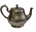 Christofle. Antigo grande e imponente bule em metal espessurado a prata, de corpo bojudo, bico alongado, alça recurvada e tampa com pega torneada, em estilo Art Déco. Manufatura marcada. Apresenta desgaste no banho de prata e marcas do tempo. Medidas: 29 x 19 x 19 cm.