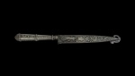 Antiga faca gaúcha com bainha, apresentando lâmina em aço "corneta" e cabo em metal ricamente cinzelado.. Medidas: 23,5 cm de comprimento.