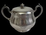 CHRISTOFLE  Antigo e raro açucareiro em metal prateado, de renomada manufatura francesa, com corpo bojudo, decoração em delicado cinzelado pontilhado e cartela frontal lisa para monograma. Tampa de encaixe com pegador torneado e alças laterais curvas. Apresenta marcas do tempo. Medidas: 22,5 x 15 x 13,5 cm.