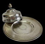 CHRISTOFLE  Antiga manteigueira com tampa e prato, de renomada manufatura francesa, com decoração em rico cinzelado pontilhado, borda perlada, tampa encimada por pomo e cartela central monogramada. Apresenta marcas do tempo. Medidas: 8,5 x 17,5