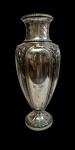 Antigo vaso de metal espessurado a prata, com corpo em formato de balaústre, decorado em relevo com motivos florais estilizados e frisos perlados. Gargalo com acabamento em padrão geométrico e base ornamentada. Apresenta desgaste no banho de prata, compatível com o tempo. Medidas: 36,5 x 16 cm.
