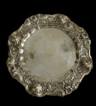 Antigo e imponente medalhão de parede em metal espessurado a prata, com borda recortada ricamente ornamentada em relevo com conchas, volutas e folhagens no estilo rococó. Centro com fina decoração cinzelada em arabescos. Medidas: 45,5 cm de diâmetro.