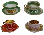 Quatro xícaras para cafezinho com seus respectivos pires em porcelana esmaltada, sendo 2 da manufatura Schmidt. Diferentes padrões decorativos, incluindo motivos florais policromados, filetes e ornamentações em ouro, e um conjunto de inspiração Art Déco em tom alaranjado. Medidas: 6 x 11 x 11 cm.
