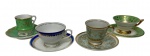 Quatro xícaras para cafezinho com seus respectivos pires em porcelana esmaltada, sendo 2 da manufatura Schmidt e 2 da manufatura Mauá. Peças com diferentes padrões decorativos, ornamentadas com filetes e motivos em ouro. A xícara azul apresenta discreto fio de cabelo. Medidas aprox.: 6 x 11 x 11 cm.