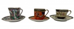 Japão. Três xícaras para cafezinho com seus respectivos pires em porcelana japonesa esmaltada, de diferentes manufaturas, decoradas com motivos orientais policromados, faixas ornamentais e filetes em ouro. Manufaturas marcadas no verso.