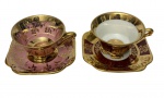 Luiz XV. Duas xícaras para café com seus respectivos pires em porcelana esmaltada, decoradas em tons de rosa e vinho, com rica ornamentação em ouro e bordas recortadas. Manufatura marcada no verso.