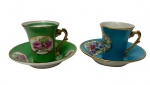 Duas xícaras para café com seus respectivos pires em porcelana esmaltada, decoradas em tons de verde e azul, com reservas florais policromadas e filetes em ouro.