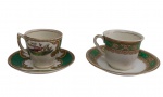 Duas xícaras para café com seus respectivos pires em faiança inglesa, decoradas em tons de verde, com reservas representando paisagem com aves, rica ornamentação em ouro e bordas filetadas.