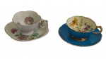 Conjunto com 2 xícaras para café com seus respectivos pires em porcelana esmaltada, sendo uma japonesa e outra inglesa, decoradas com motivos florais policromados e bordas filetadas em ouro. Mnufatura no verso.