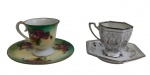 Conjunto com 2 xícaras para café com seus respectivos pires em porcelana esmaltada, sendo uma decorada com motivos florais policromados e a outra com decoração geométrica em prata, ambas com bordas filetadas.