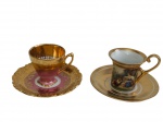 Luiz XV. Conjunto com 2 xícaras para café com seus respectivos pires em porcelana esmaltada, decoradas com cenas galantes, rica ornamentação em ouro e bordas filetadas. Manufatura marcada no verso.