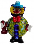Fratelli Pitau, Murano, Itália. Escultura vintage de palhaço em vidro artístico de Murano, inteiramente confeccionada à mão, com corpo esférico em vidro multicolorido de efeito salpicado, aplicações modeladas a quente e expressiva policromia. Peça de colecionador, atribuída à manufatura Fratelli Pitau. Medidas: 18 x 13 x 11 cm.