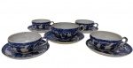 Conjunto com 5 xícaras, sendo 1 para chá e 4 para café, com seus respectivos pires, em porcelana casca de ovo, decoradas em azul sobre fundo branco com motivos orientais.