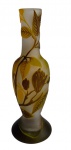 Vaso francês, em vidro artístico acidado, Art Nouveau decorado com motivos florais em tons de amarelo e sépia, assinado. Com corpo bojudo, colo cilíndrico e base alargada. Medidas: 24,5 x 8,5 cm.