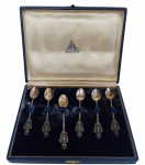 PRATA. Conjunto com 6 colheres para café em prata teor 900, com cabos torsos e terminais ornamentados em relevo, acondicionado em estojo original da manufatura. Peso total: 27,7 g.